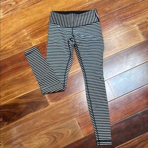 Lululemon women’s size 6 Striped Black and White Leggings